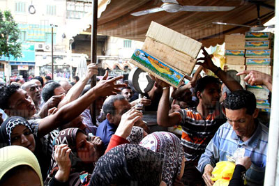 إقبال على شراء الفسيخ والرنجة (تصوير محمود العراقي)